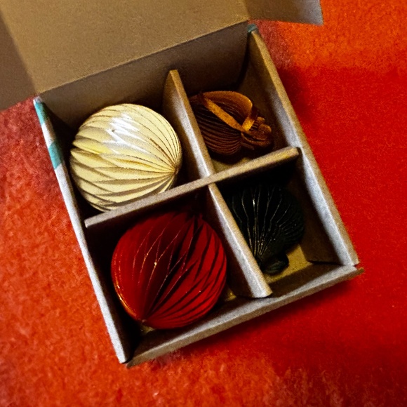 Handcrafted Artisanal golden touch 3D paper ornaments set of 4 NWT - Picture 2 of 11